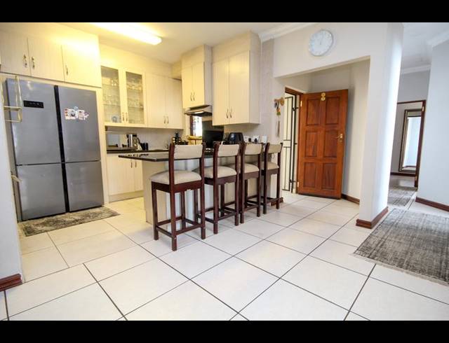3 BEDROOM TOWNHOUSE FOR SALE IN THATCHFIELD